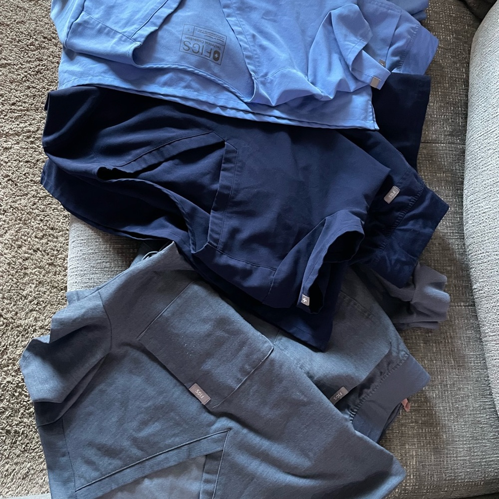 Gently used fig scrubs size small.